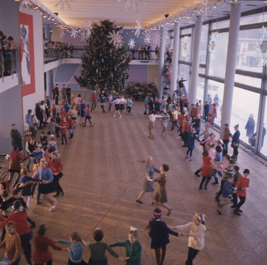 New Year show at Moscow children's center