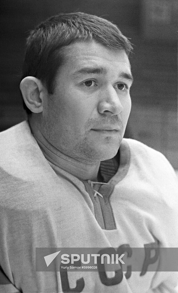 Soviet hockey player Vladimir Yurzinov