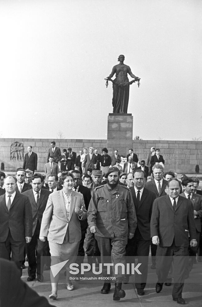 Fidel Castro Ruz visits USSR