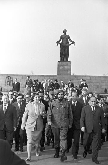 Fidel Castro Ruz visits USSR