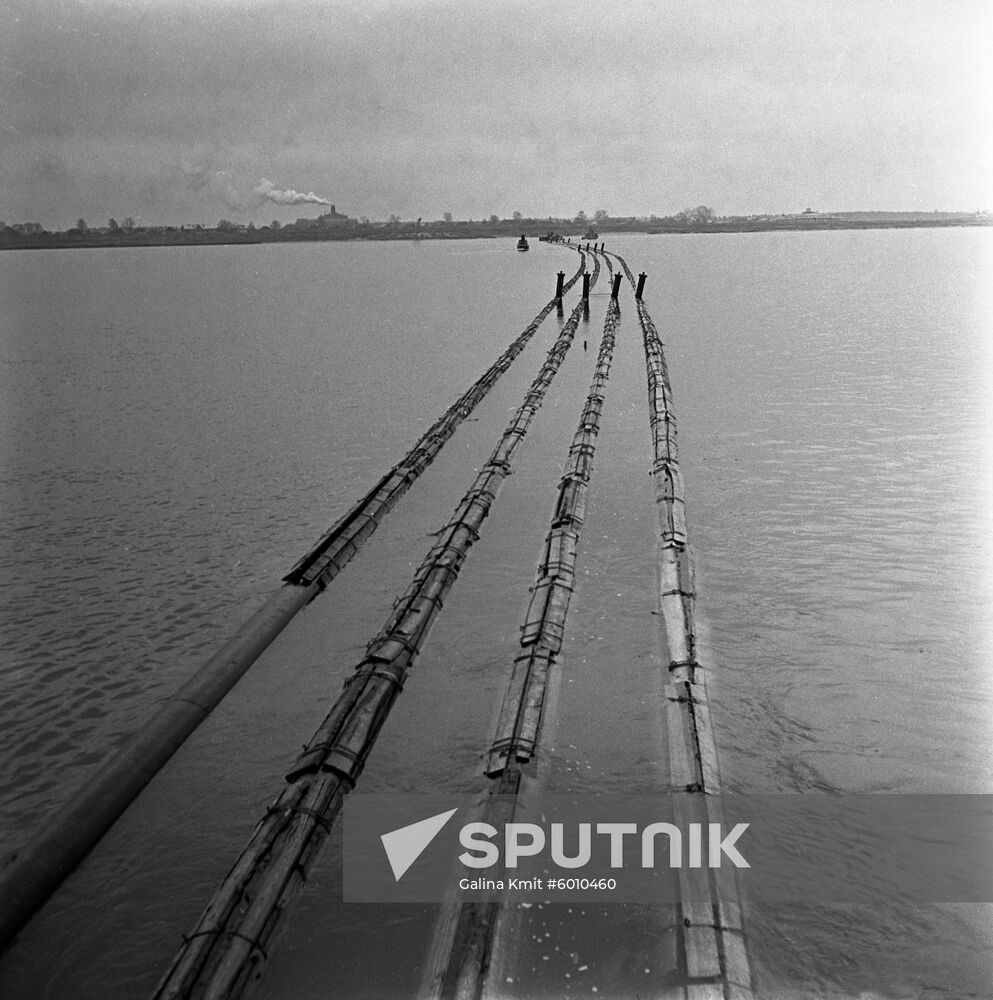 Ash-and-slag pipeline across Volga River