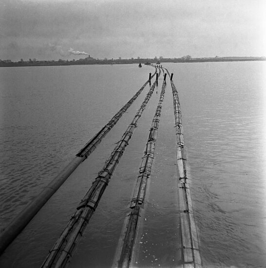 Ash-and-slag pipeline across Volga River