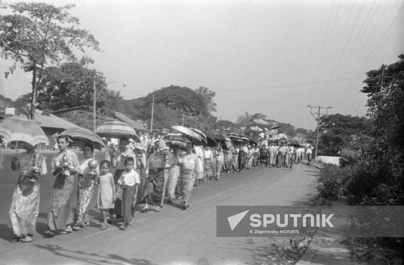 Buddhists march toward temple
