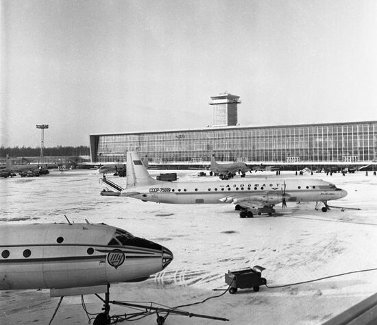 Domodedovo airport's airfield and terminal