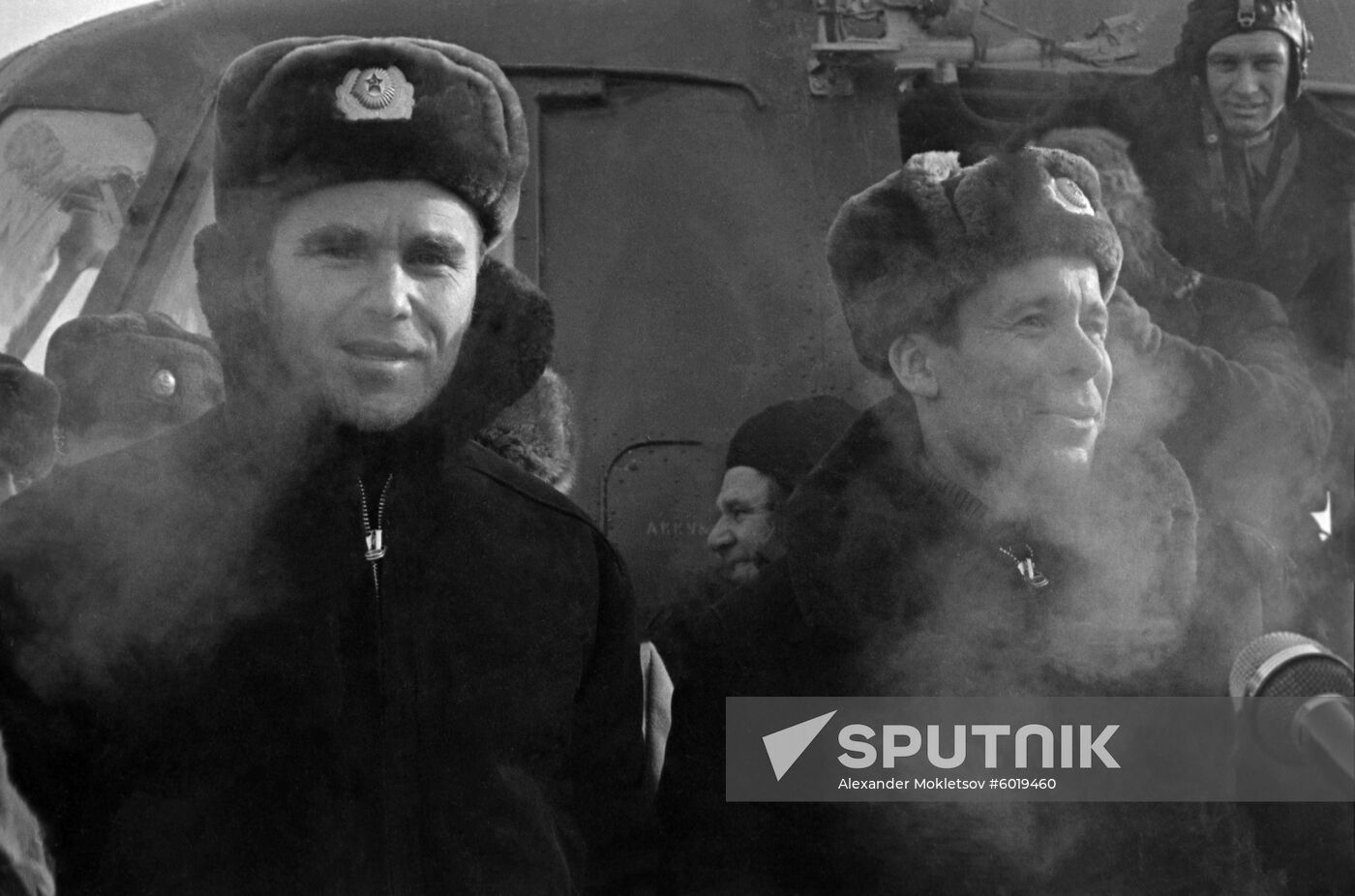 Welcoming crews of Soyuz-4 and Soyuz-5 spacecraft