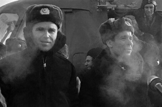 Welcoming crews of Soyuz-4 and Soyuz-5 spacecraft