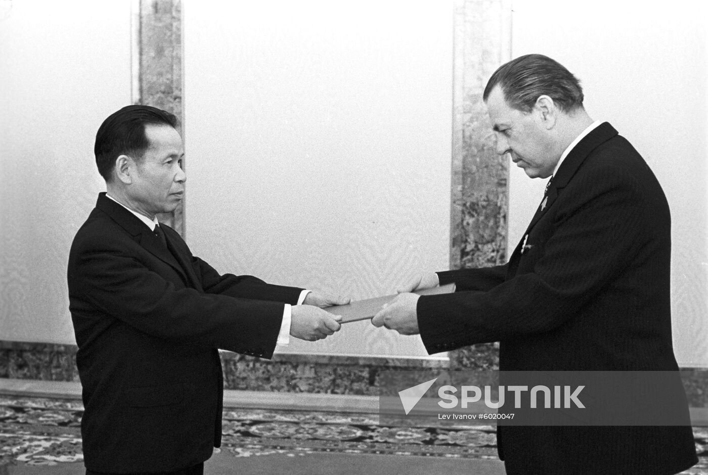 Vietnamese ambassador hands his credentials in USSR