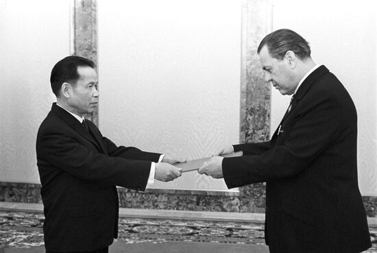 Vietnamese ambassador hands his credentials in USSR