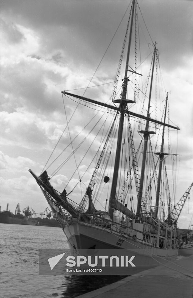 Sailing-motor schooner Zarya on Neva River