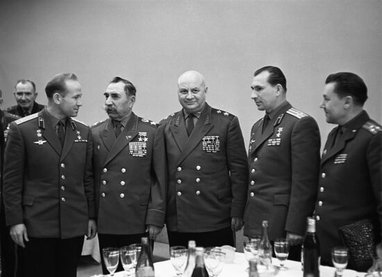 War veterans and cosmonauts meet with youth