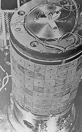 Soviet experimental nuclear reactor and generator Romashka