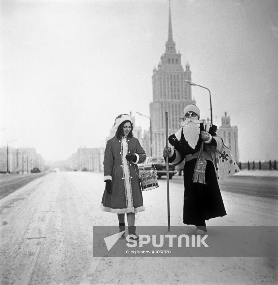 Father Frost and Snowmaiden in Moscow