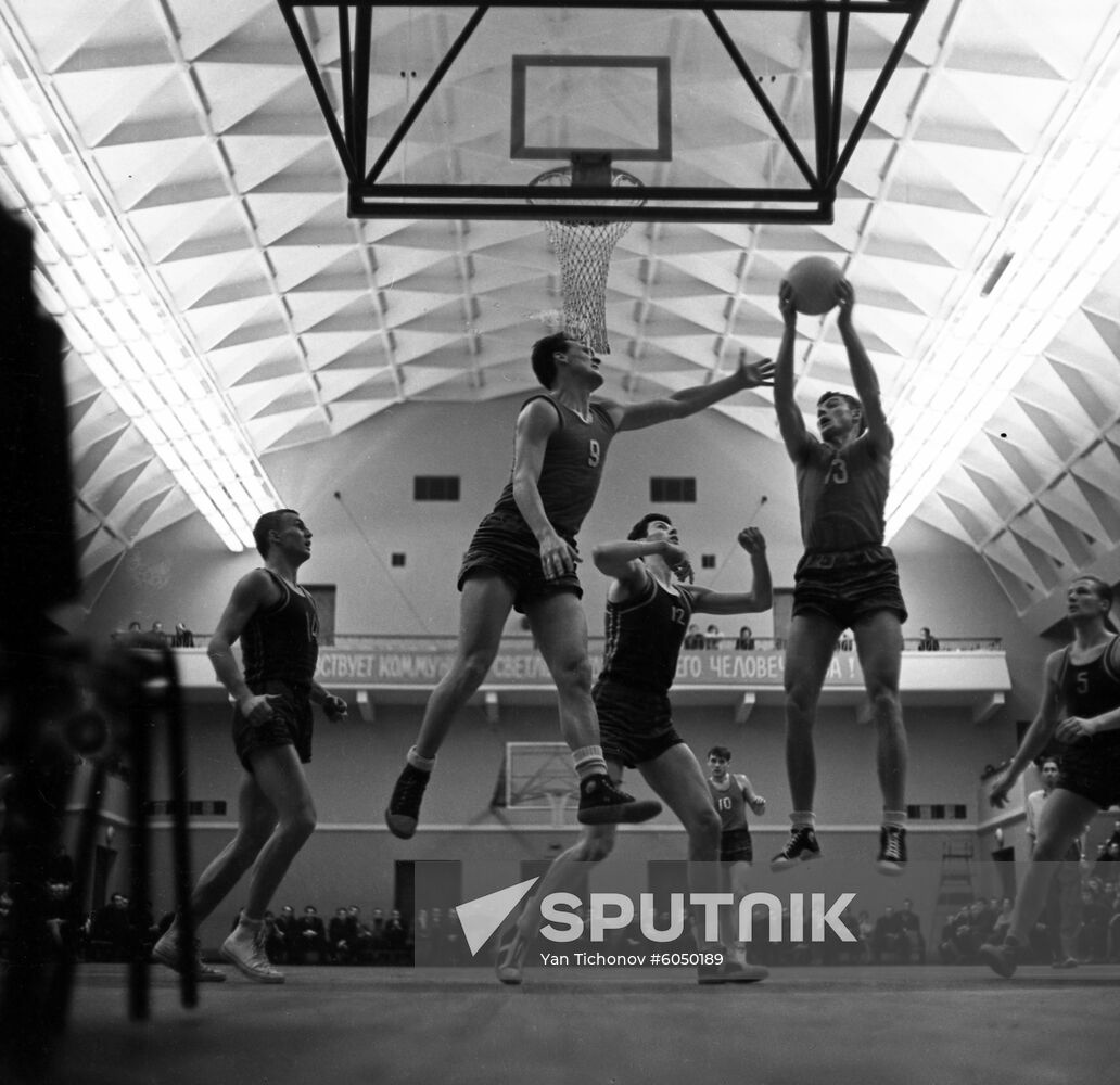 Match between student basketball teams