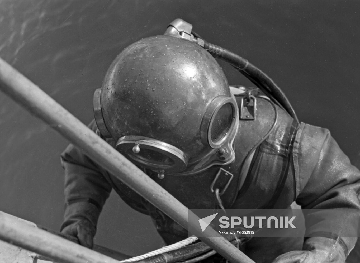Salvaging grounded seiner Asacha