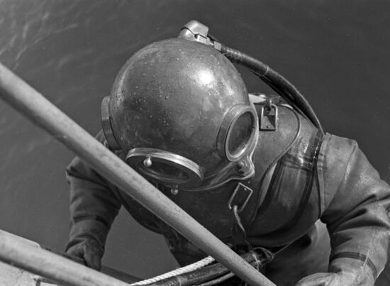 Salvaging grounded seiner Asacha