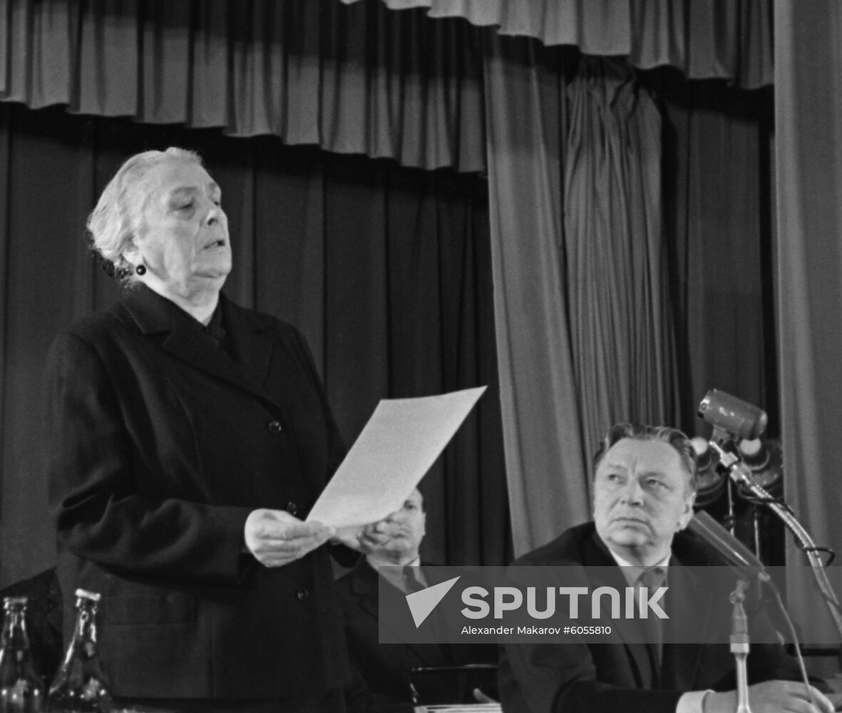 Spanish politician Dolores Ibarruri visits USSR