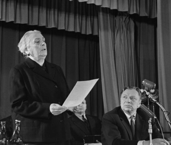 Spanish politician Dolores Ibarruri visits USSR