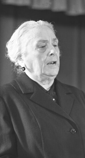 Spanish politician Dolores Ibarruri visits USSR
