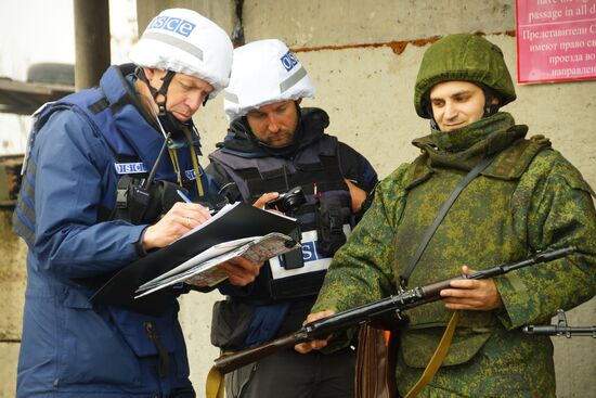 Ukraine LPR Troops Pullout