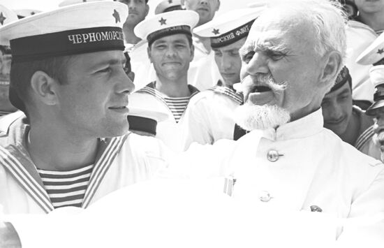 Unveiling monument To Potemkin Sailors from Descendants