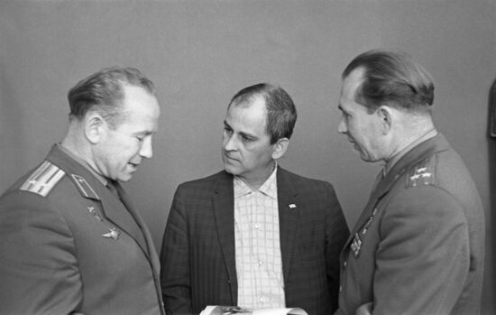 Soviet cosmonauts Pavel Belyayev and Alexei Leonov meet with journalists at Novosti Press Agency