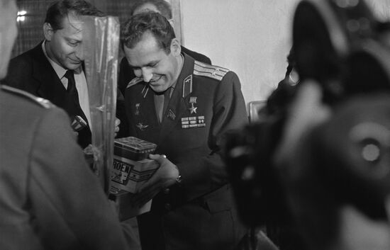Soviet cosmonauts meet with employees of Czechoslovak Embassy