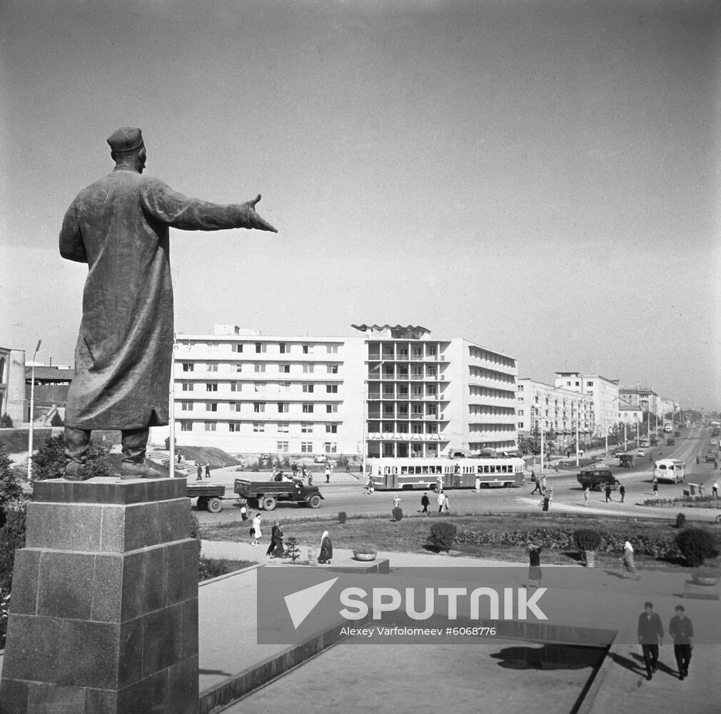 Monument to Yuldash Akhunbayev in Tashkent