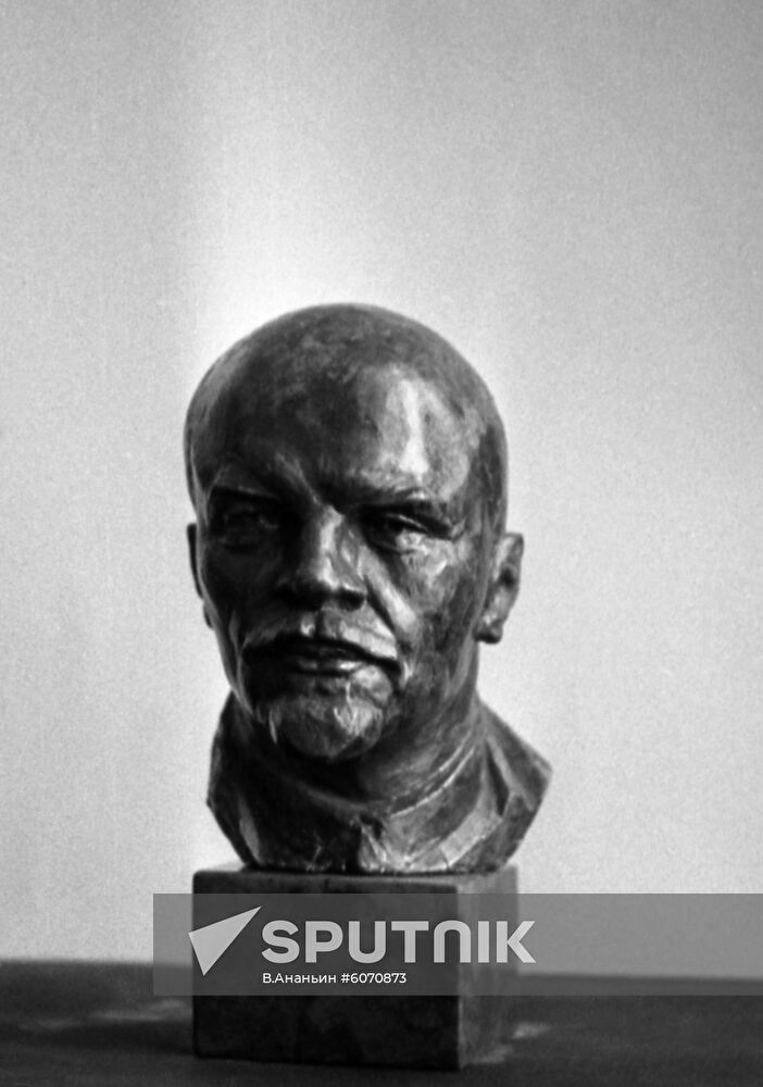 Sculptur eof Lenin