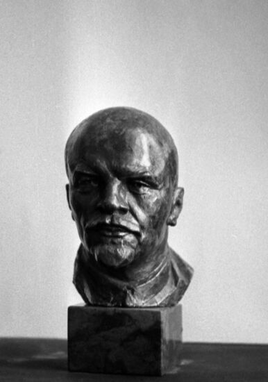 Sculptur eof Lenin