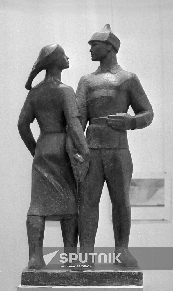 Sculptural composition Said Goodbye and Went Away by Rimma Pantsekhovskaya