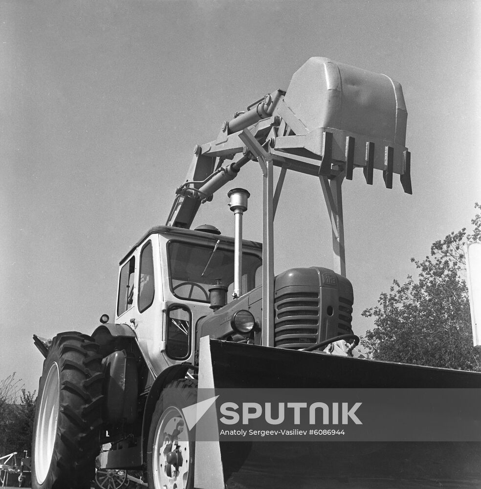 PE-08 loader-excavator
