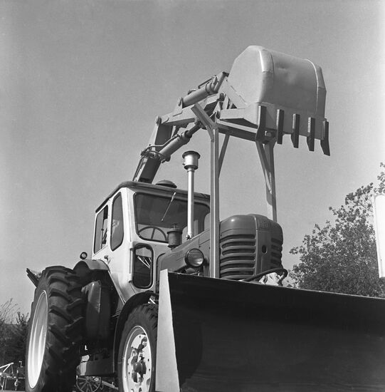 PE-08 loader-excavator
