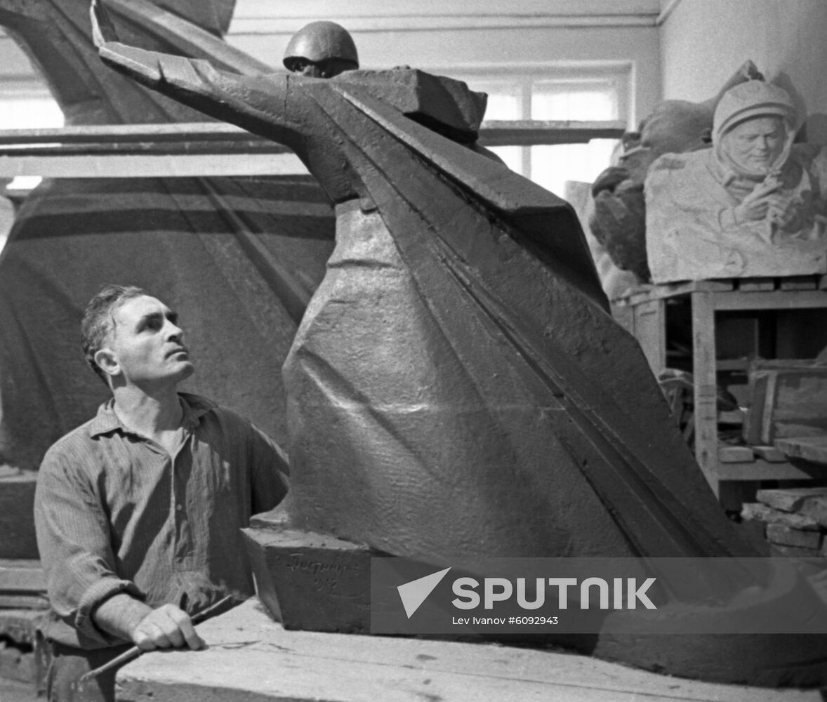 Soviet sculptor Grigory Postnikov