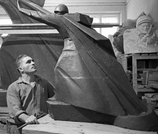 Soviet sculptor Grigory Postnikov