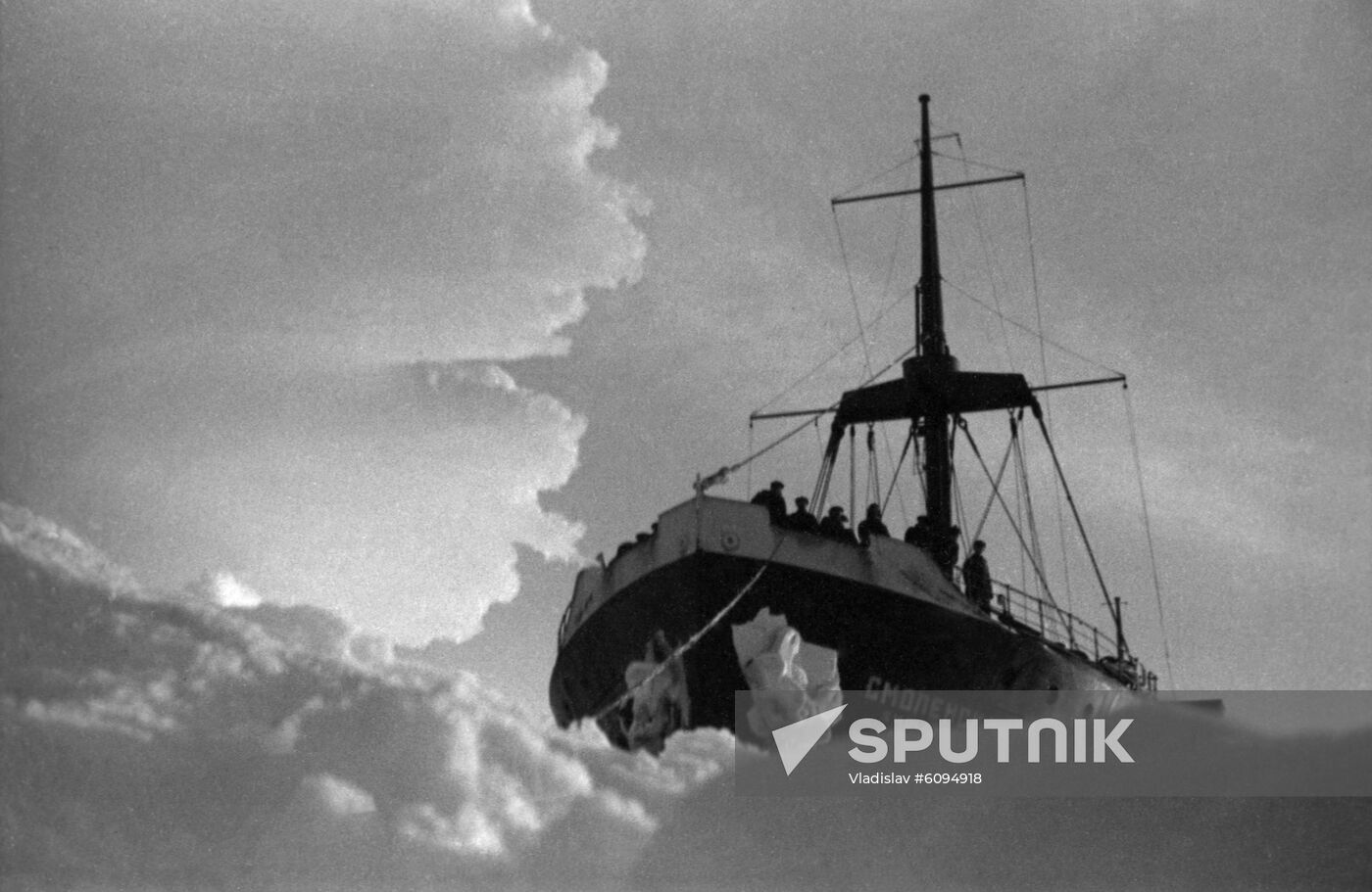 Rescuing SS Chelyuskin steamship expedition members
