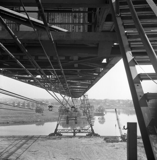 Bridge-and-cable crane