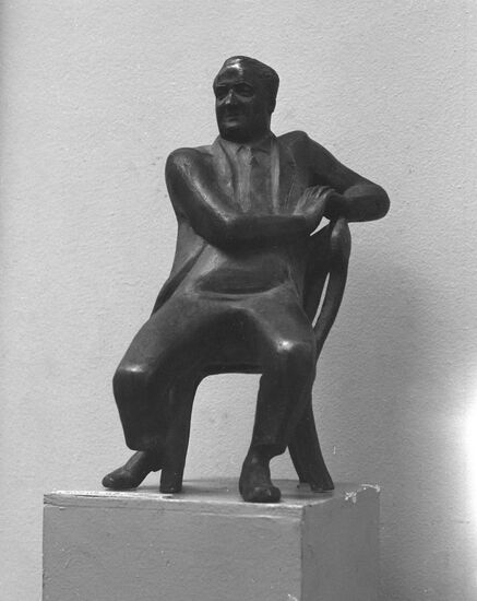 Irakly Andronnikov: Sculpture by Oleg Komov