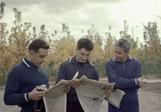 Voskhod-1 crew prepares for space flight