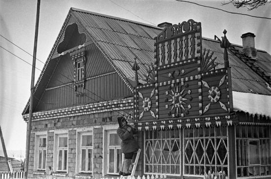 Wood carver Pyotr Chernov