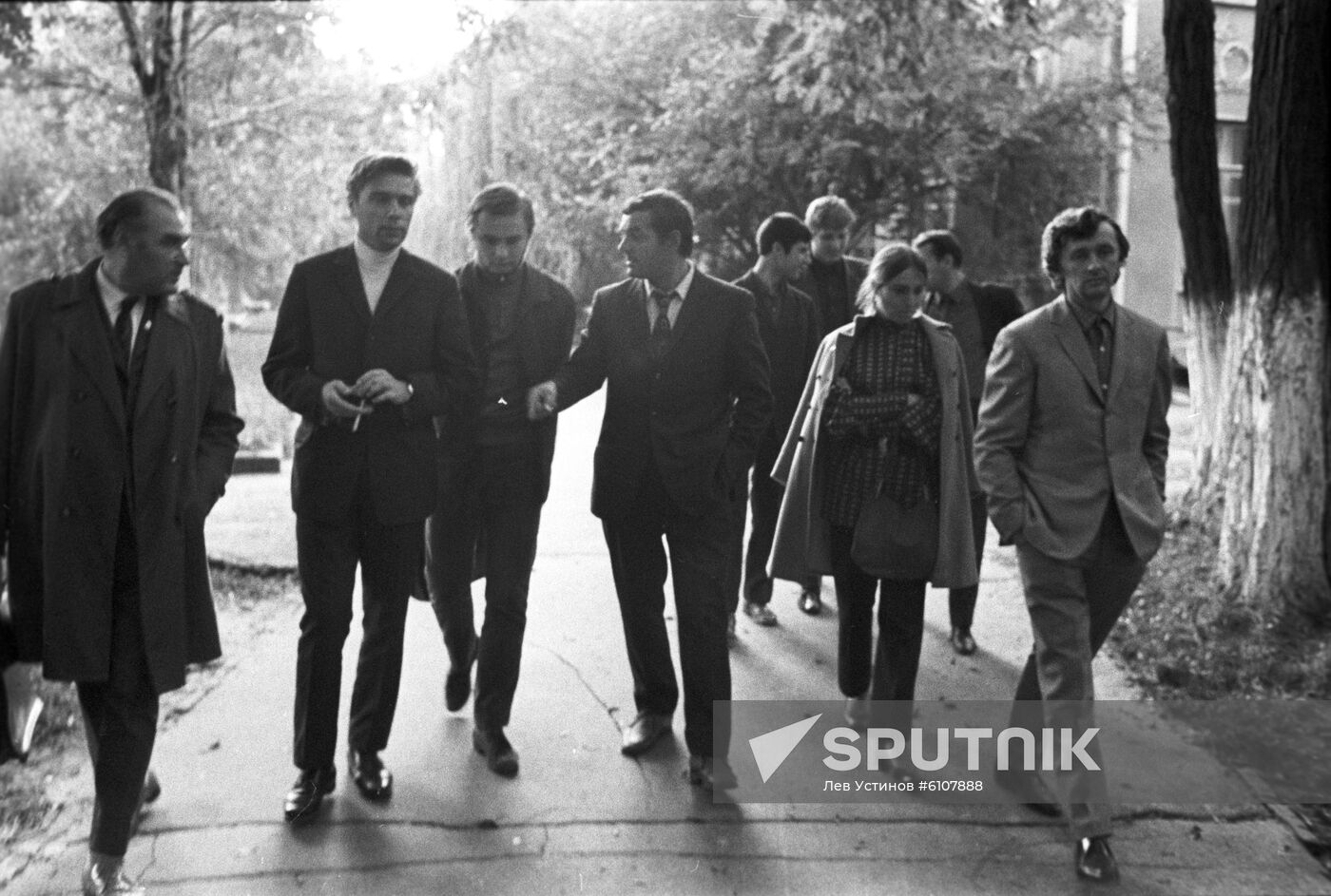 Cast and crew on set of 'The white bird marked with black'