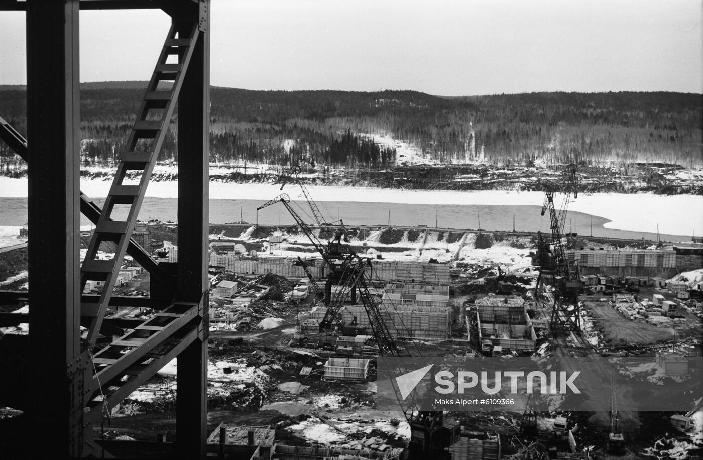Construction of Krasnoyarsk hydropower plant
