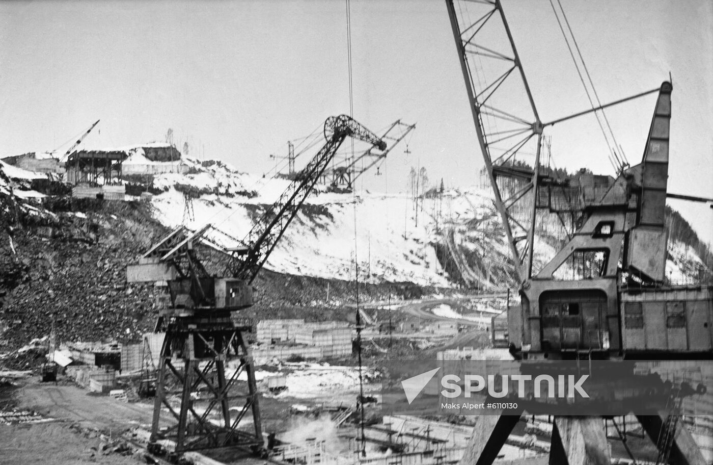 Construction of Krasnoyarsk hydropower plant