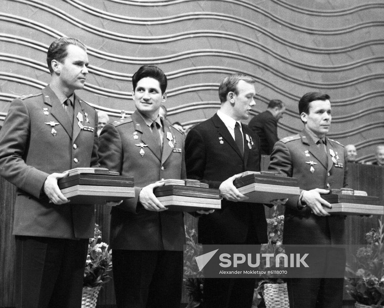 Crews of Soyuz-4 and Soyuz-5 spacecraft
