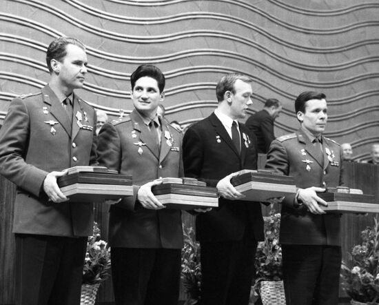 Crews of Soyuz-4 and Soyuz-5 spacecraft