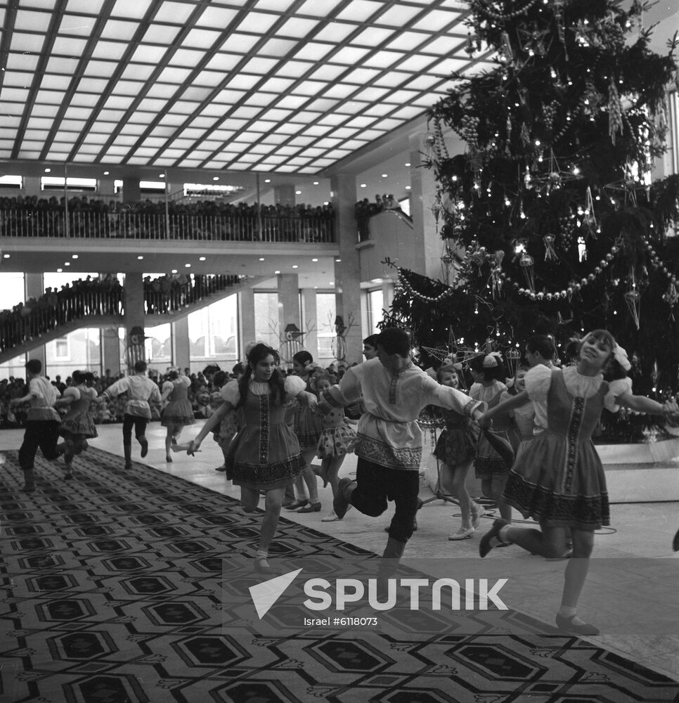 Kremlin hosts New Year party