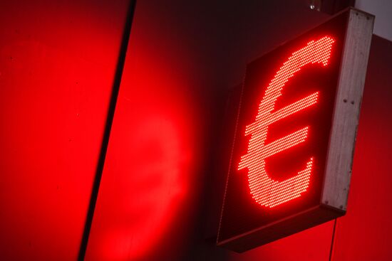Euro exchange rate drops below 68 rubles for first time since January 2018