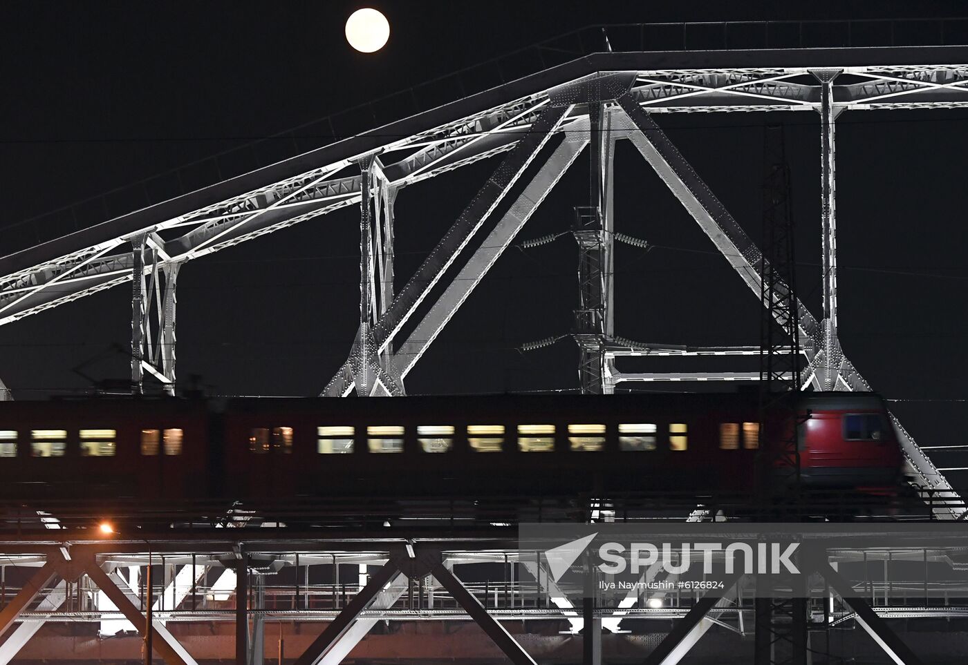 A general view of the bridge across the Yenisei River is pictured in Krasnoyarsk, Russia. Location: Russia, Krasnoyarsk. Author: Ilya Naymushin/Sputnik. Russia Daily Life