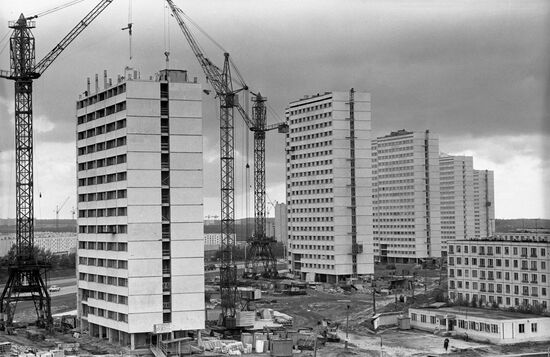 Construction of 19-storied apartment buildings in Moscow