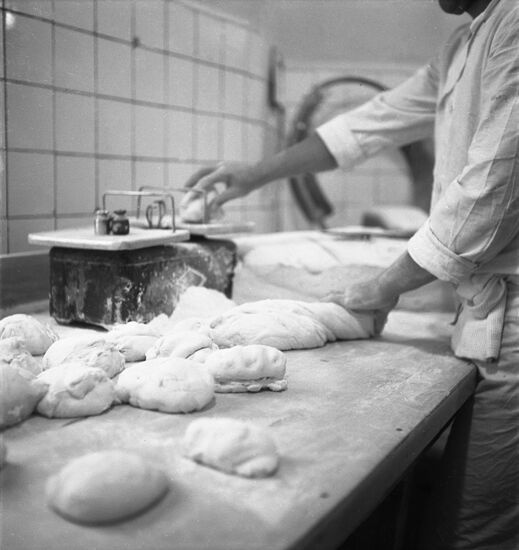 Making traditional Uzbek flat bread