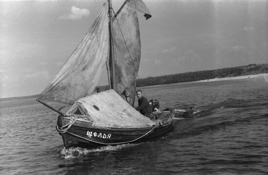 Sailing trip aboard Shchelya karbass